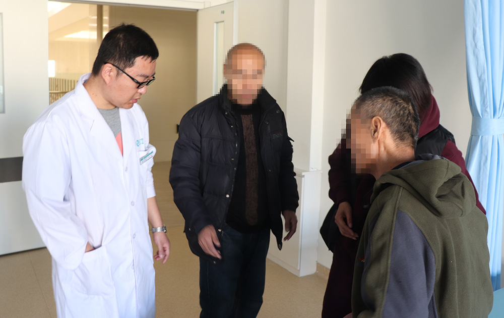 康復(fù)治療70天，偏癱患者步行出院！(圖1)