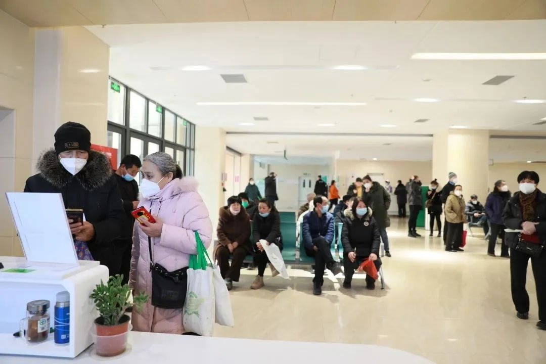 患者如潮，就診場面火爆！市二院著名專家診區(qū)百余位專家陸續(xù)來院出診(圖1)