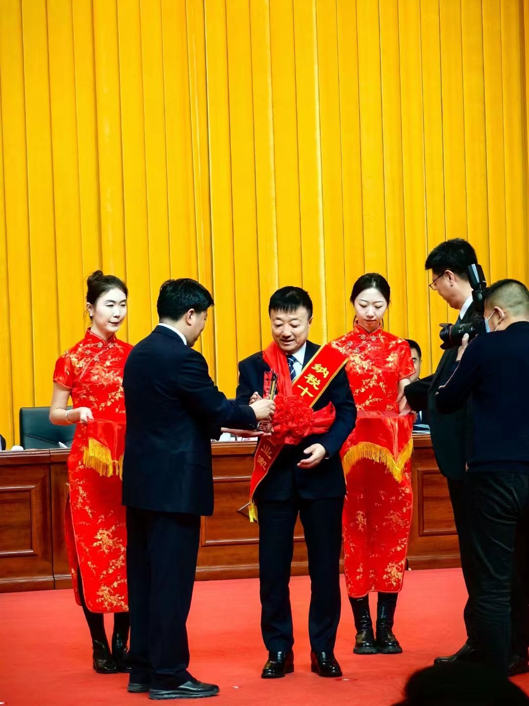 《全市民營(yíng)經(jīng)濟(jì)大會(huì)》暨2023年度民營(yíng)企業(yè)納稅十強(qiáng)表彰大會(huì)在葫蘆島市文化宮隆重召開(kāi)，董事長(zhǎng)趙立君先生代表集團(tuán)上臺(tái)領(lǐng)獎(jiǎng)(圖3)