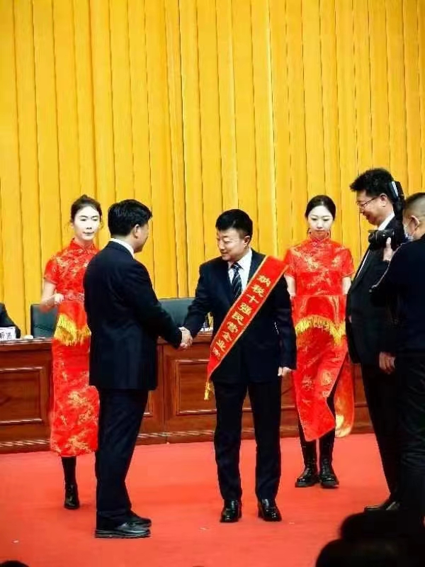 《全市民營(yíng)經(jīng)濟(jì)大會(huì)》暨2023年度民營(yíng)企業(yè)納稅十強(qiáng)表彰大會(huì)在葫蘆島市文化宮隆重召開(kāi)，董事長(zhǎng)趙立君先生代表集團(tuán)上臺(tái)領(lǐng)獎(jiǎng)(圖2)