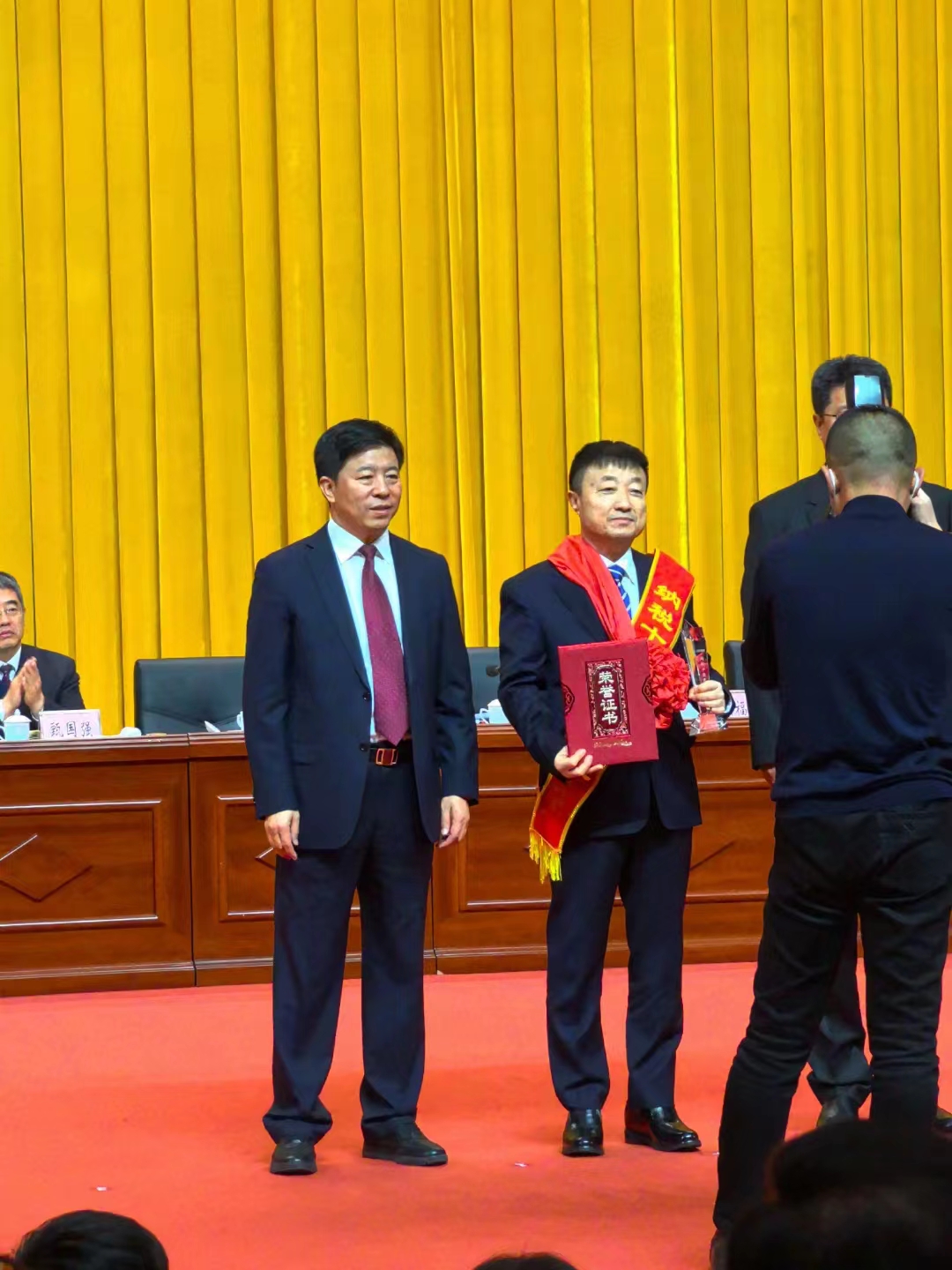 《全市民營(yíng)經(jīng)濟(jì)大會(huì)》暨2023年度民營(yíng)企業(yè)納稅十強(qiáng)表彰大會(huì)在葫蘆島市文化宮隆重召開(kāi)，董事長(zhǎng)趙立君先生代表集團(tuán)上臺(tái)領(lǐng)獎(jiǎng)(圖4)