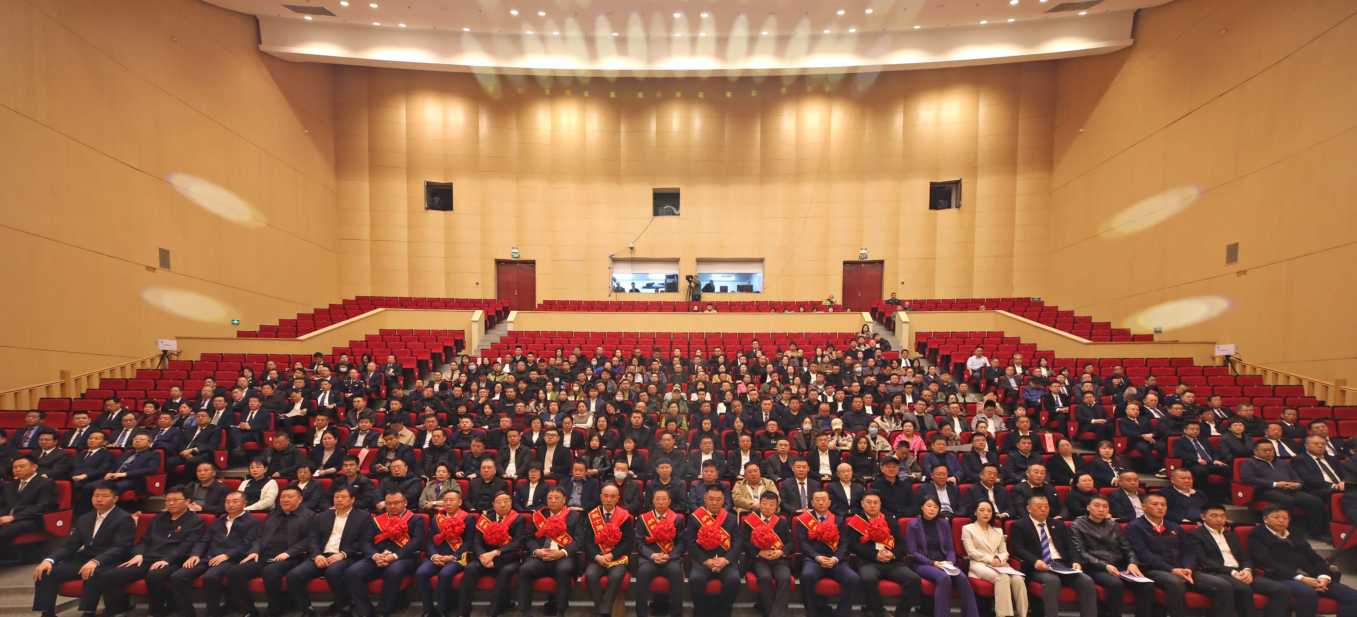 正業(yè)集團再登納稅十強榜！董事長趙立君出席全市民營經(jīng)濟大會接受表彰(圖4)
